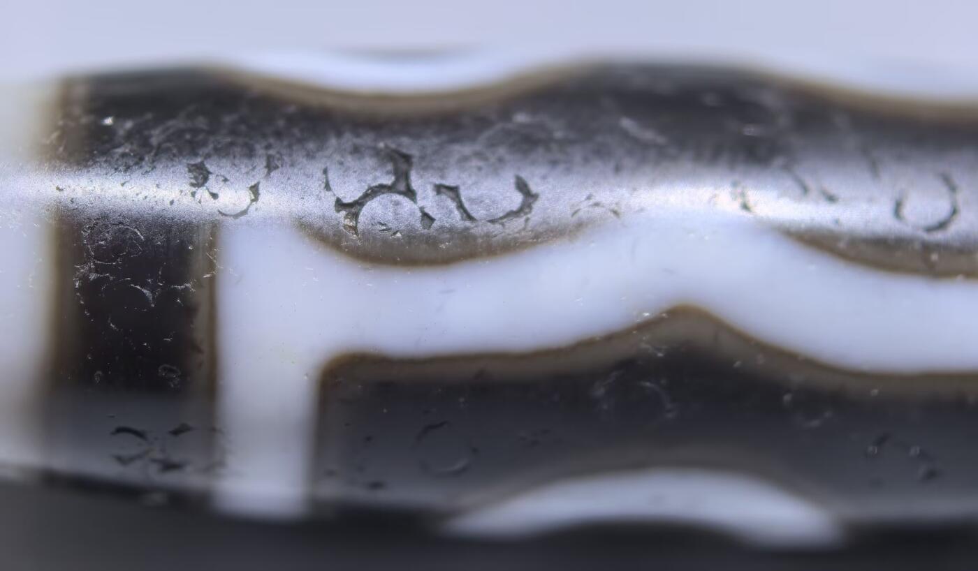 宝盖三眼天珠项链锁骨链吊坠挂件男女款，这款天珠（熊猫三眼天珠）又成"宝盖三眼天珠"咬线清晰，胎脂油润，晕色独特！
尺寸:3.7*1.1cm