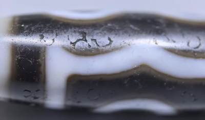 宝盖三眼天珠项链锁骨链吊坠挂件男女款，这款天珠（熊猫三眼天珠）又成"宝盖三眼天珠"咬线清晰，胎脂油润，晕色独特！
尺寸:3.7*1.1cm