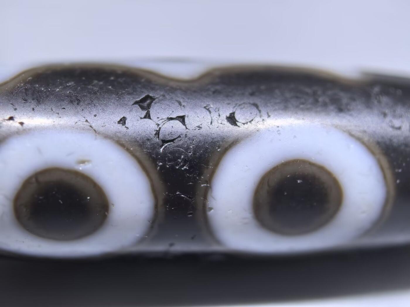 宝盖三眼天珠项链锁骨链吊坠挂件男女款，这款天珠（熊猫三眼天珠）又成"宝盖三眼天珠"咬线清晰，胎脂油润，晕色独特！
尺寸:3.7*1.1cm