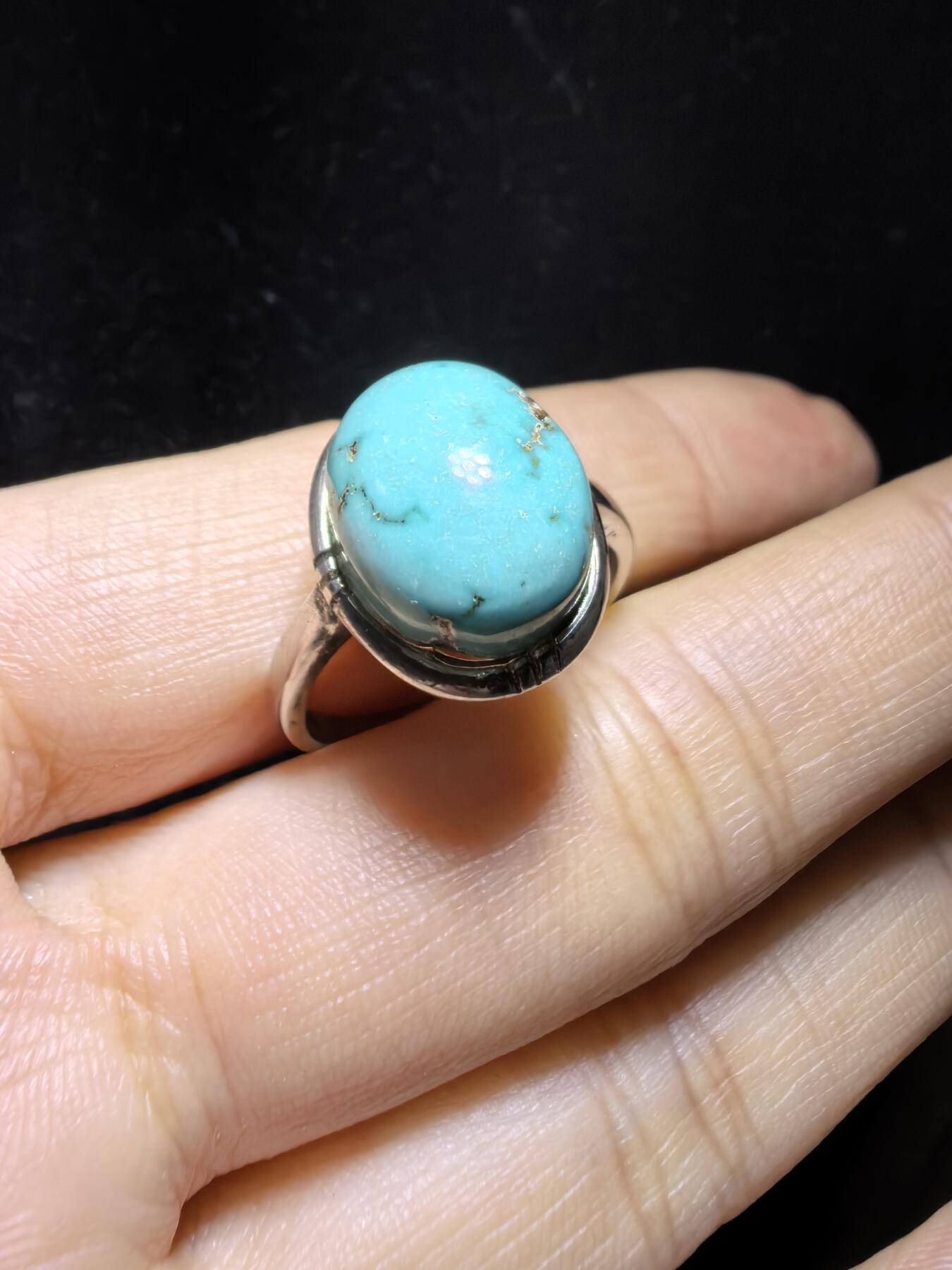 高瓷高蓝原矿无优化松石戒指男女款，高瓷蓝，瓷度极高，可见天然铁线。尺寸:1.35cm*11cm纯银镶嵌可调节指圈！