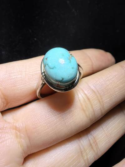 高瓷高蓝原矿无优化松石戒指男女款，高瓷蓝，瓷度极高，可见天然铁线。尺寸:1.35cm*11cm纯银镶嵌可调节指圈！