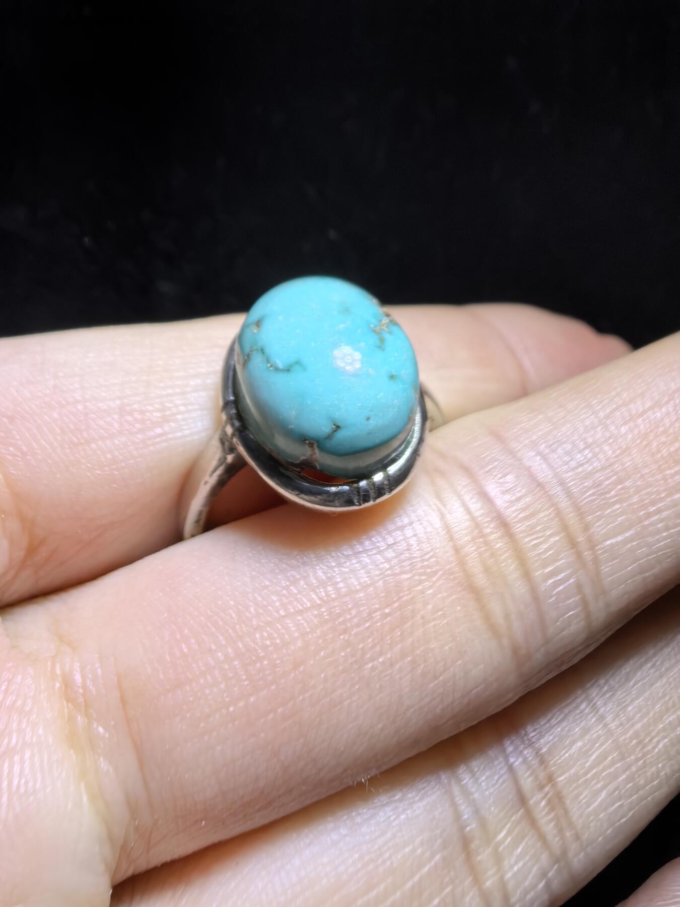 高瓷高蓝原矿无优化松石戒指男女款，高瓷蓝，瓷度极高，可见天然铁线。尺寸:1.35cm*11cm纯银镶嵌可调节指圈！