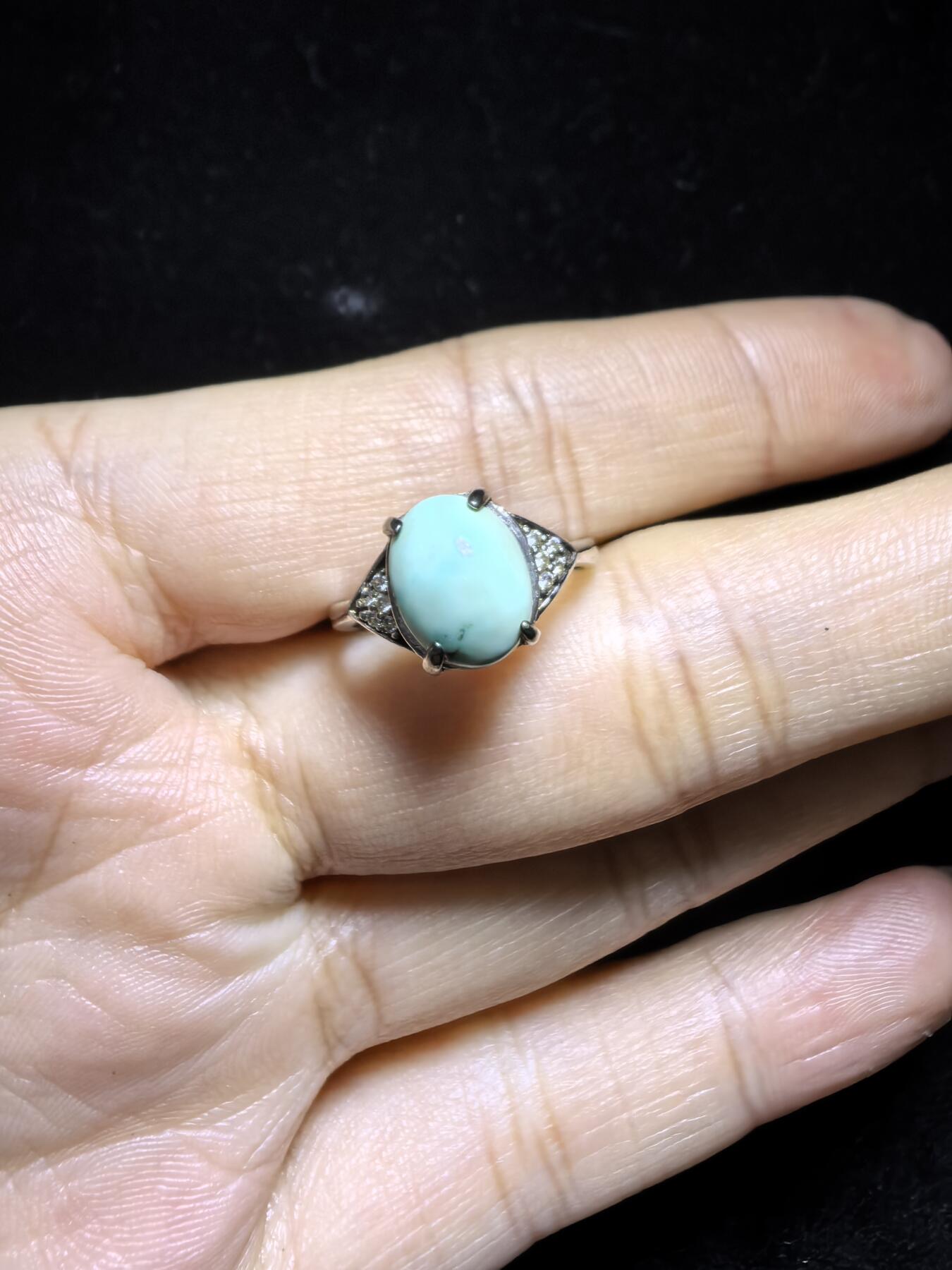 原矿无优化绿松石女款戒指，高瓷，无优化，清新淡雅。纯银镶嵌可调节指圈。裸石尺寸：0.9cm*0.7cm