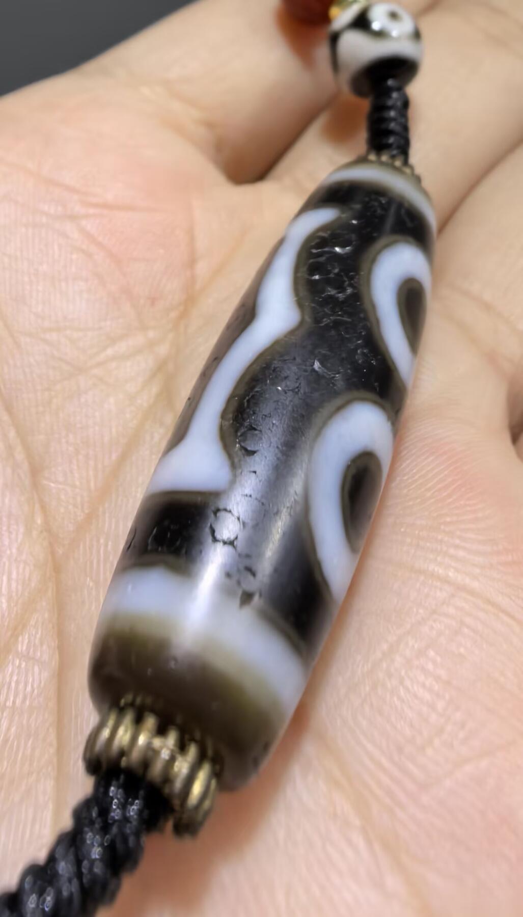 宝盖三眼天珠项链锁骨链吊坠挂件男女款，这款天珠（熊猫三眼天珠）又成"宝盖三眼天珠"咬线清晰，胎脂油润，晕色独特！
尺寸:3.7*1.1cm