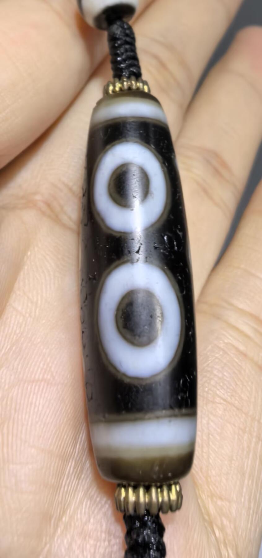 宝盖三眼天珠项链锁骨链吊坠挂件男女款，这款天珠（熊猫三眼天珠）又成"宝盖三眼天珠"咬线清晰，胎脂油润，晕色独特！
尺寸:3.7*1.1cm