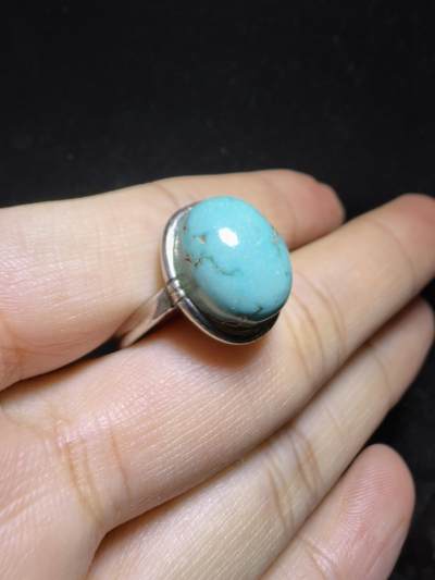 高瓷高蓝原矿无优化松石戒指男女款，高瓷蓝，瓷度极高，可见天然铁线。尺寸:1.35cm*11cm纯银镶嵌可调节指圈！