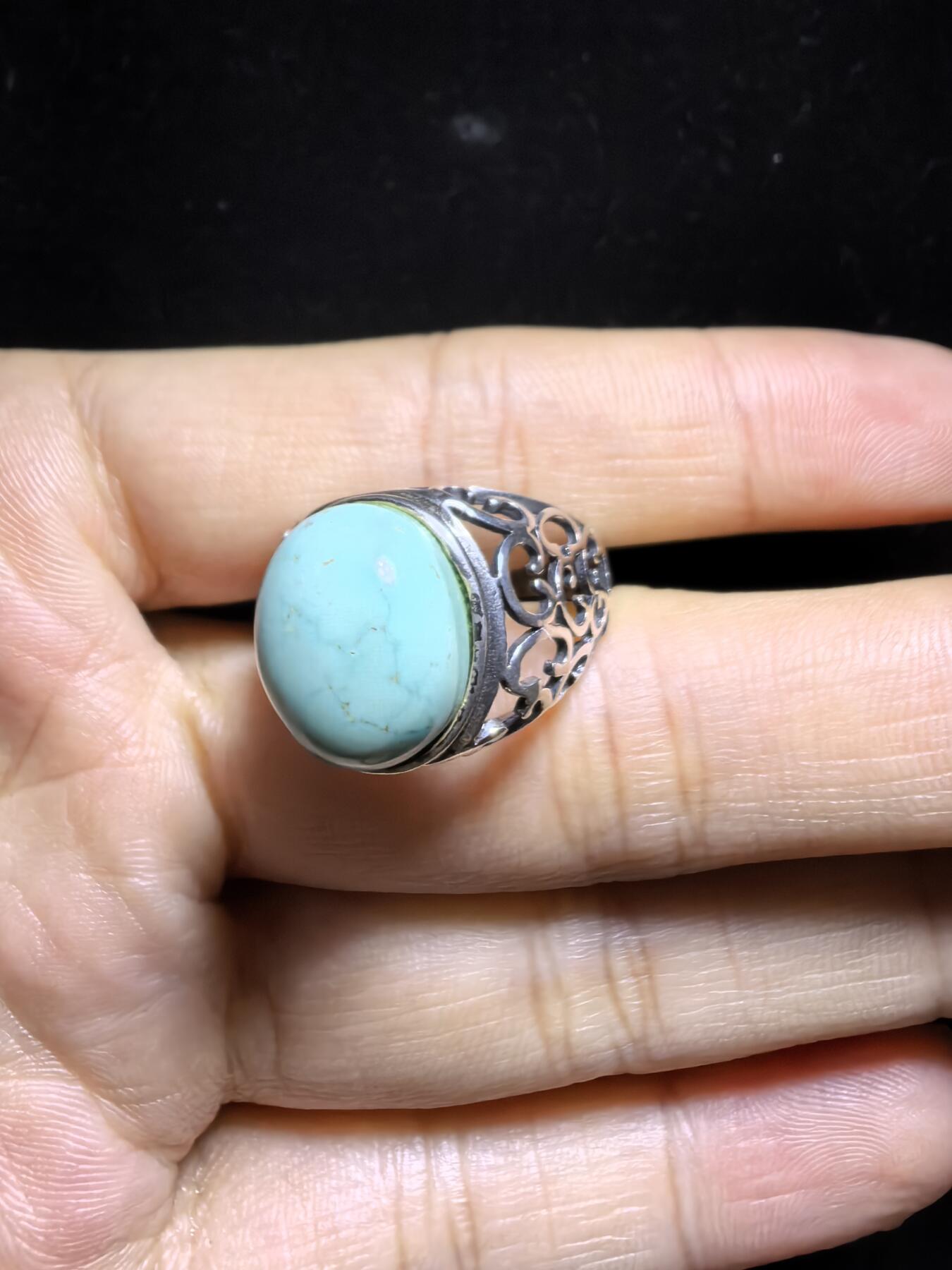 原矿绿松石男款戒指，无优化，无染色高瓷，高密度，可见天然铁线，裸石尺寸:13mm*11mm纯银镶嵌可调节圈口！