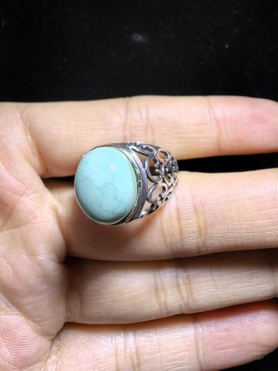 原矿绿松石男款戒指，无优化，无染色高瓷，高密度，可见天然铁线，裸石尺寸:13mm*11mm纯银镶嵌可调节圈口！