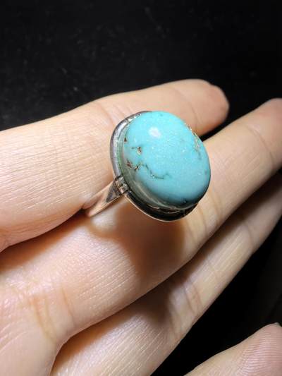 高瓷高蓝原矿无优化松石戒指男女款，高瓷蓝，瓷度极高，可见天然铁线。尺寸:1.35cm*11cm纯银镶嵌可调节指圈！