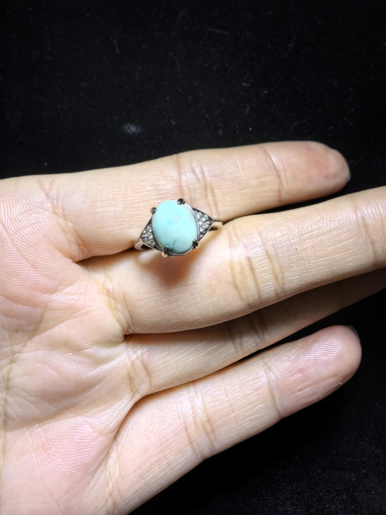 原矿无优化绿松石女款戒指，高瓷，无优化，清新淡雅。纯银镶嵌可调节指圈。裸石尺寸：0.9cm*0.7cm