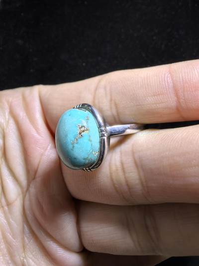 高瓷高蓝原矿无优化松石戒指男女款，高瓷蓝，瓷度极高，可见天然铁线。尺寸:1.35cm*11cm纯银镶嵌可调节指圈！