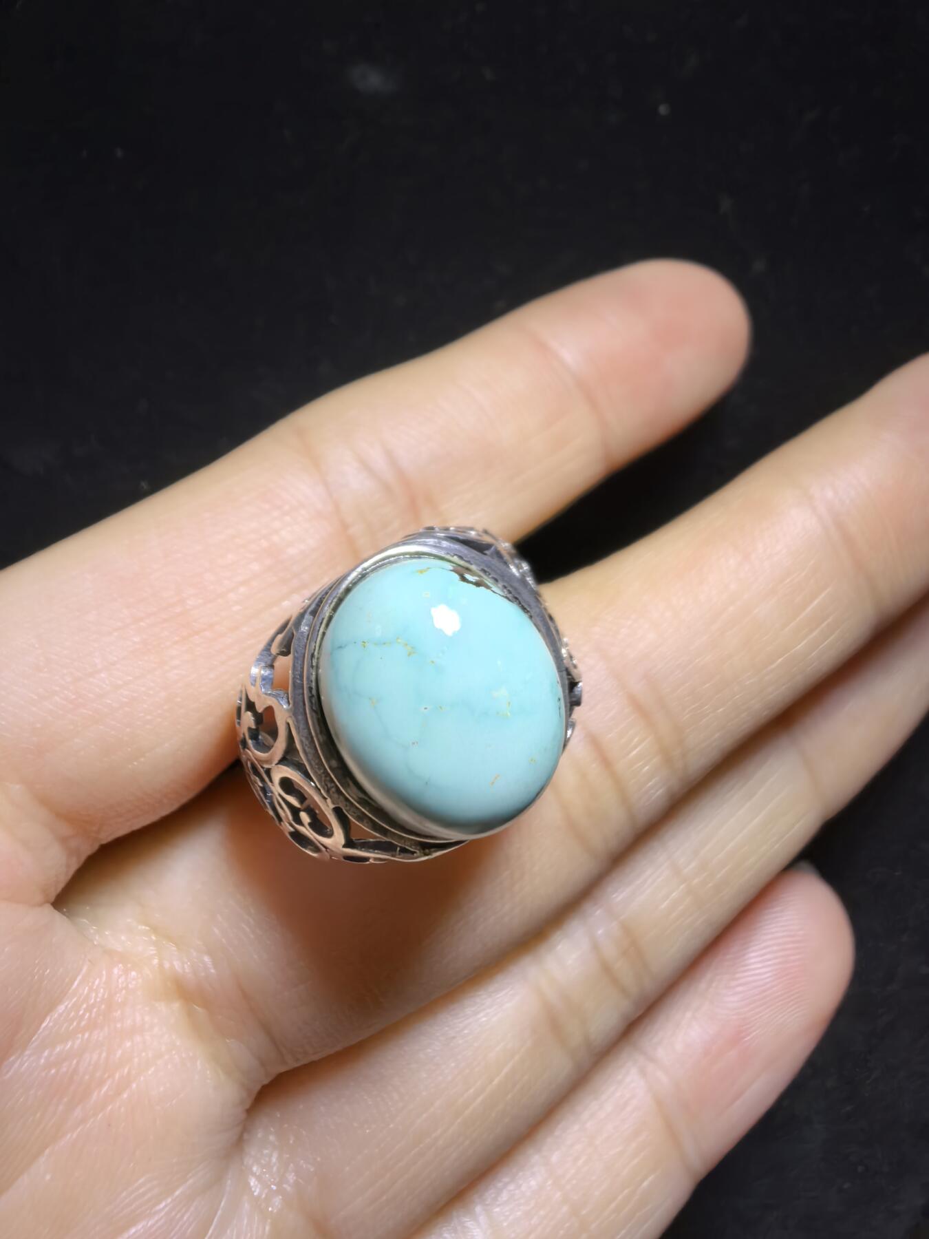 原矿绿松石男款戒指，无优化，无染色高瓷，高密度，可见天然铁线，裸石尺寸:13mm*11mm纯银镶嵌可调节圈口！