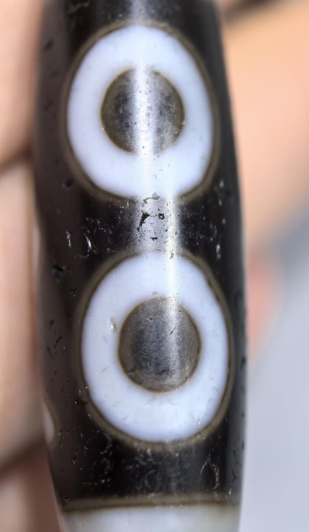 宝盖三眼天珠项链锁骨链吊坠挂件男女款，这款天珠（熊猫三眼天珠）又成"宝盖三眼天珠"咬线清晰，胎脂油润，晕色独特！
尺寸:3.7*1.1cm