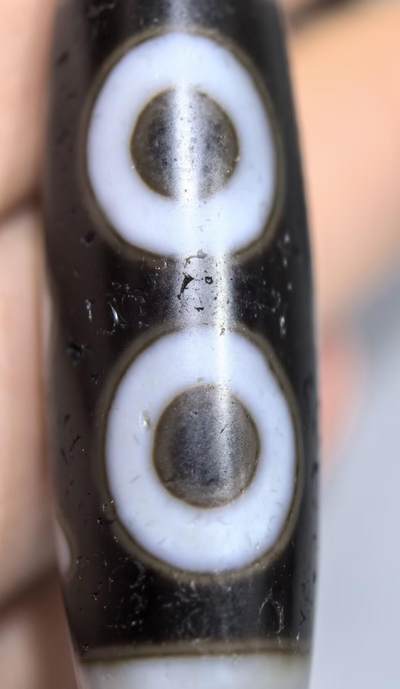 宝盖三眼天珠项链锁骨链吊坠挂件男女款，这款天珠（熊猫三眼天珠）又成"宝盖三眼天珠"咬线清晰，胎脂油润，晕色独特！
尺寸:3.7*1.1cm