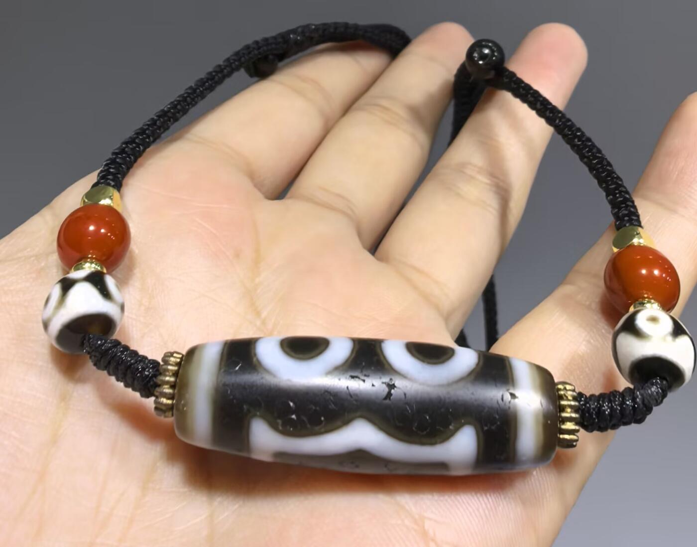 宝盖三眼天珠项链锁骨链吊坠挂件男女款，这款天珠（熊猫三眼天珠）又成"宝盖三眼天珠"咬线清晰，胎脂油润，晕色独特！
尺寸:3.7*1.1cm