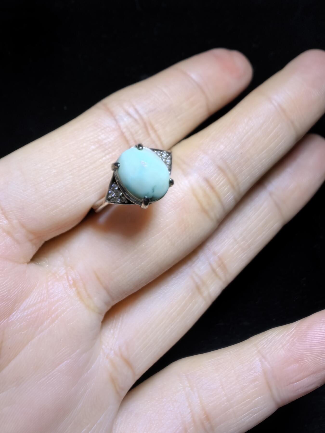 原矿无优化绿松石女款戒指，高瓷，无优化，清新淡雅。纯银镶嵌可调节指圈。裸石尺寸：0.9cm*0.7cm