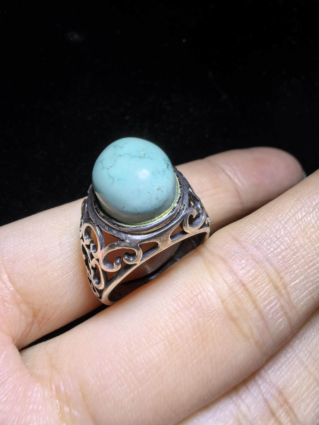 原矿绿松石男款戒指，无优化，无染色高瓷，高密度，可见天然铁线，裸石尺寸:13mm*11mm纯银镶嵌可调节圈口！