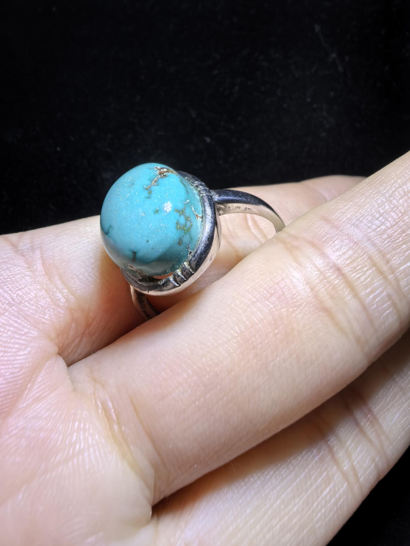 高瓷高蓝原矿无优化松石戒指男女款，高瓷蓝，瓷度极高，可见天然铁线。尺寸:1.35cm*11cm纯银镶嵌可调节指圈！