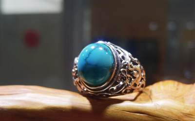 原矿高瓷蓝松石男款戒指，原矿绿松石、无优化，无染色高瓷，高密度，可见天然铁线，裸石尺寸:13mm*11mm纯银镂空镶嵌可调节圈口！