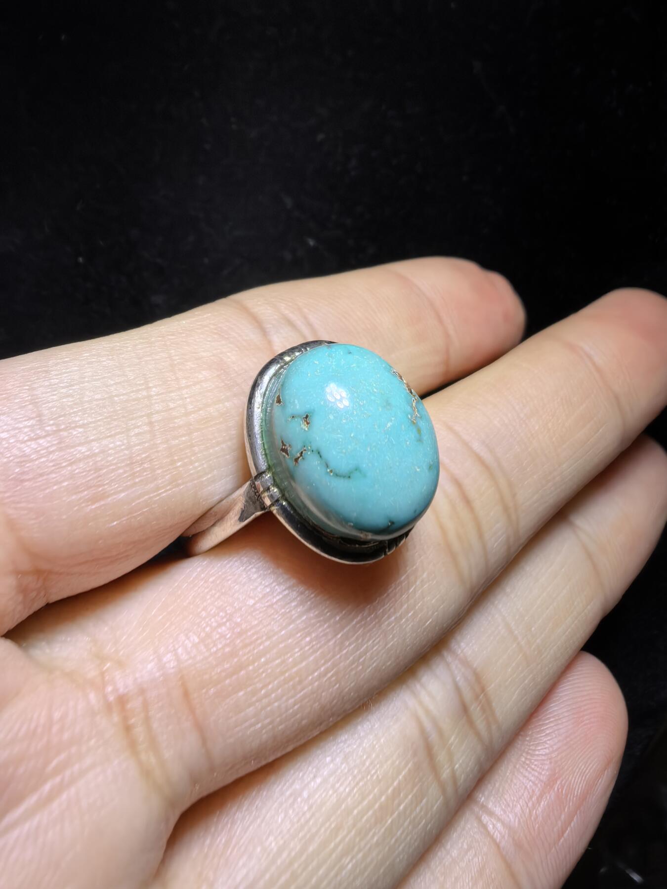 高瓷高蓝原矿无优化松石戒指男女款，高瓷蓝，瓷度极高，可见天然铁线。尺寸:1.35cm*11cm纯银镶嵌可调节指圈！