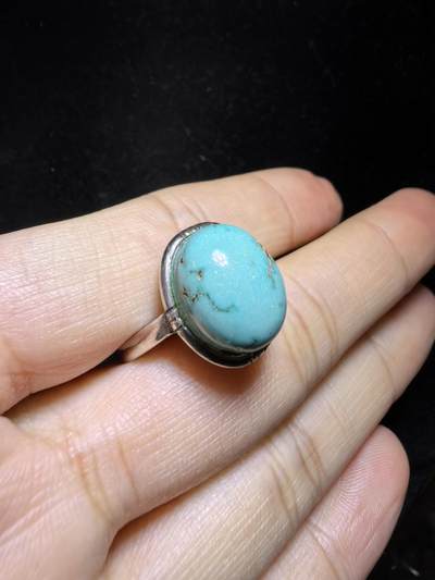 高瓷高蓝原矿无优化松石戒指男女款，高瓷蓝，瓷度极高，可见天然铁线。尺寸:1.35cm*11cm纯银镶嵌可调节指圈！