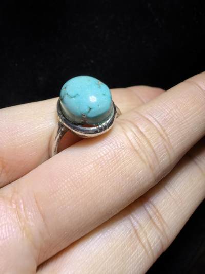 高瓷高蓝原矿无优化松石戒指男女款，高瓷蓝，瓷度极高，可见天然铁线。尺寸:1.35cm*11cm纯银镶嵌可调节指圈！