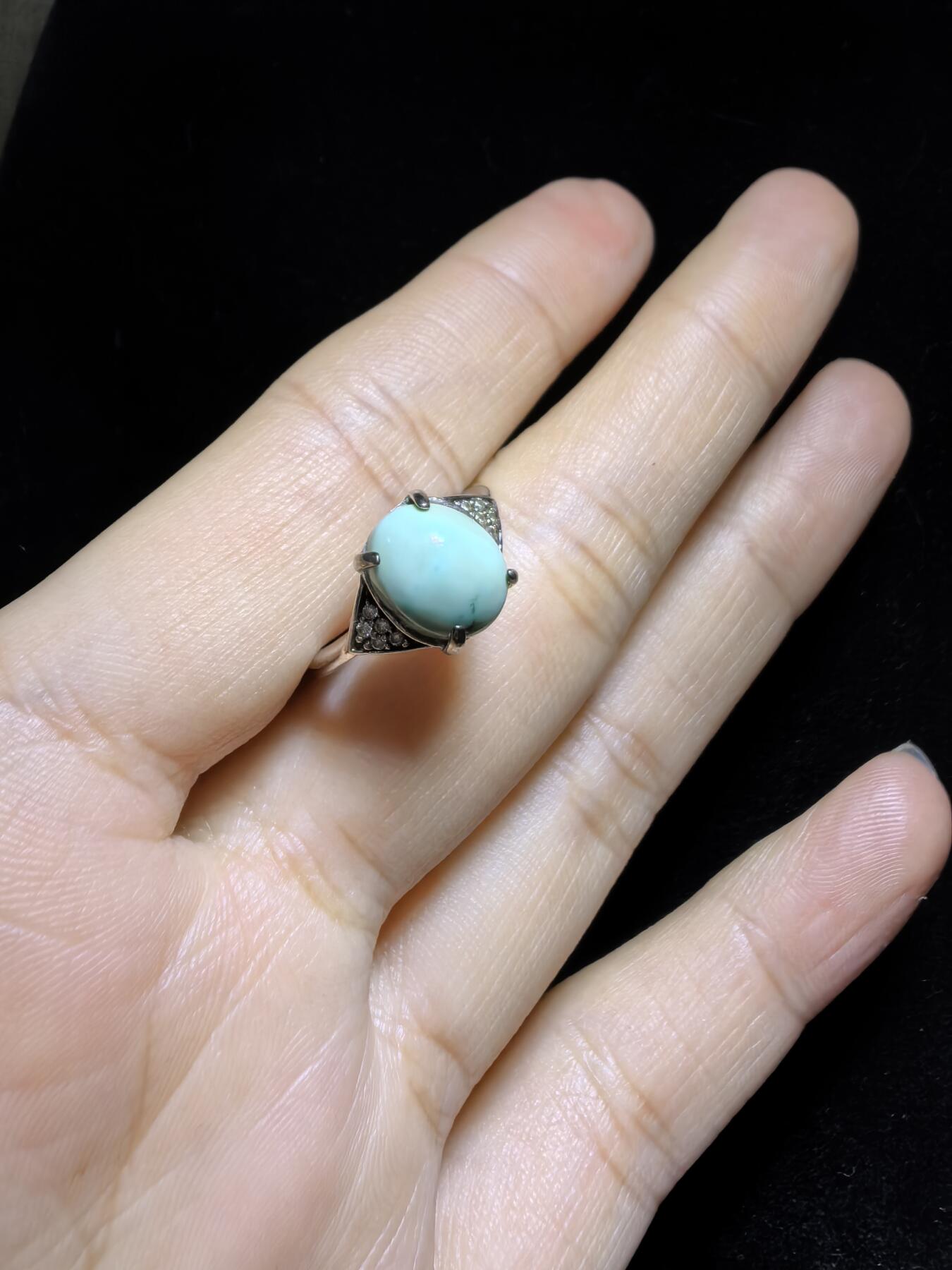 原矿无优化绿松石女款戒指，高瓷，无优化，清新淡雅。纯银镶嵌可调节指圈。裸石尺寸：0.9cm*0.7cm