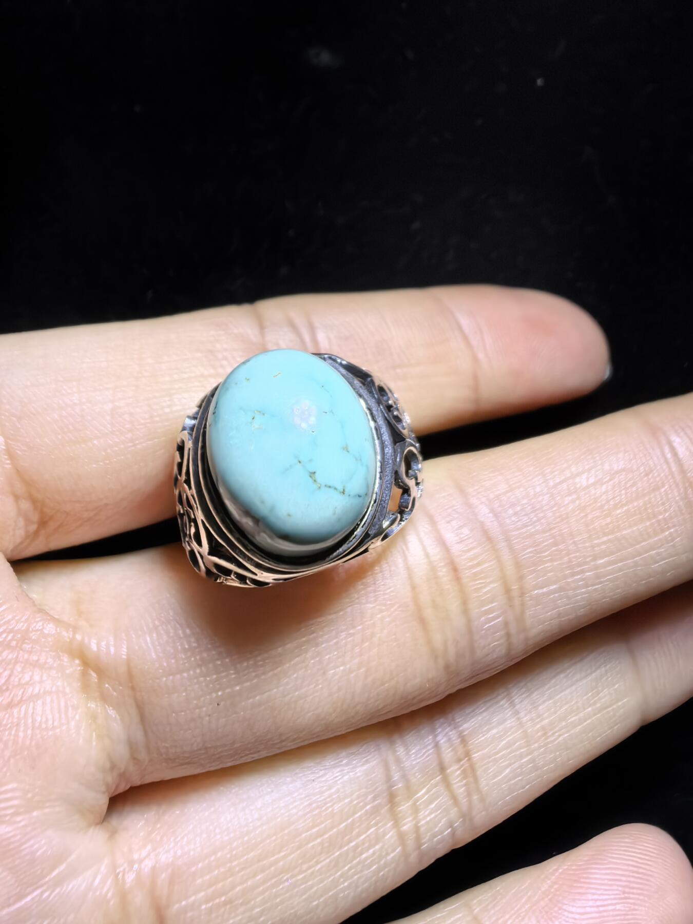 原矿绿松石男款戒指，无优化，无染色高瓷，高密度，可见天然铁线，裸石尺寸:13mm*11mm纯银镶嵌可调节圈口！