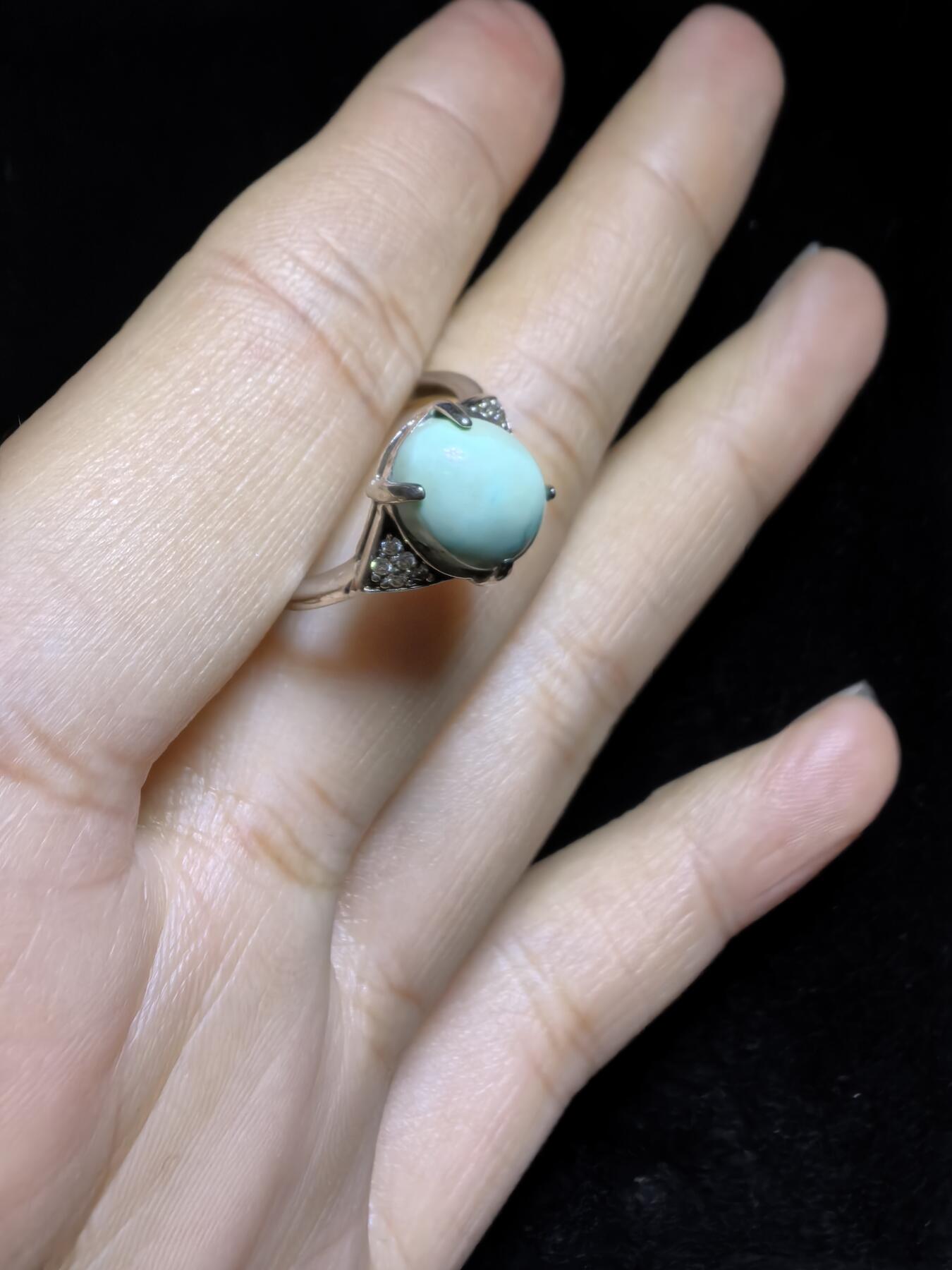 原矿无优化绿松石女款戒指，高瓷，无优化，清新淡雅。纯银镶嵌可调节指圈。裸石尺寸：0.9cm*0.7cm