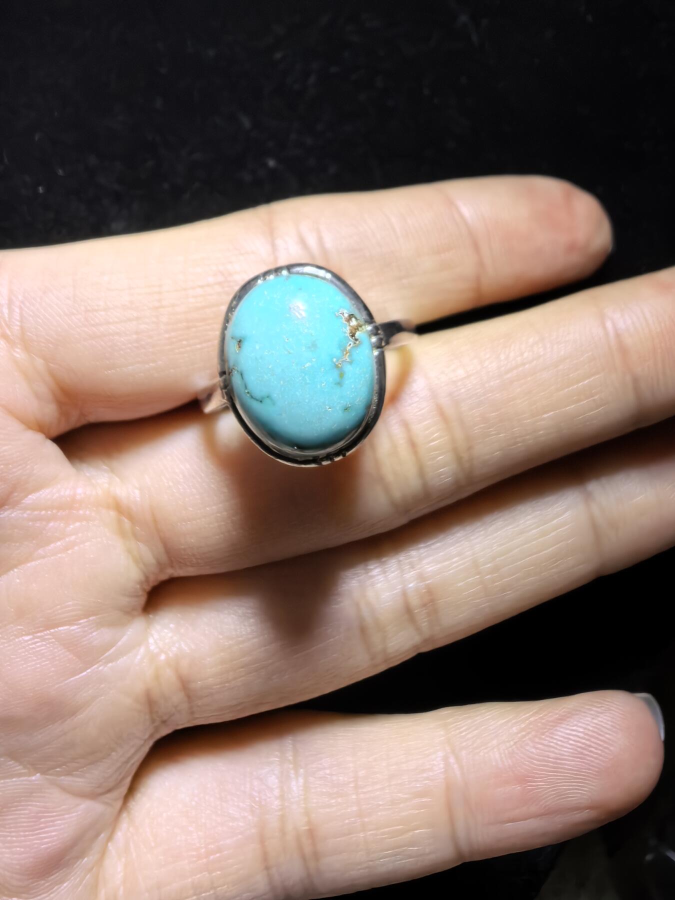 高瓷高蓝原矿无优化松石戒指男女款，高瓷蓝，瓷度极高，可见天然铁线。尺寸:1.35cm*11cm纯银镶嵌可调节指圈！