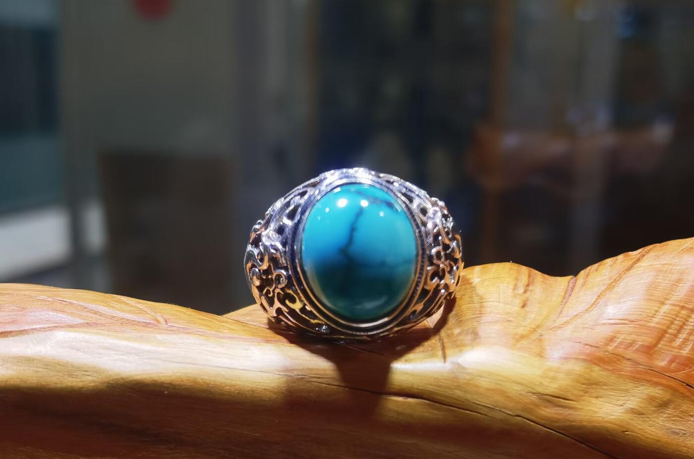 原矿高瓷蓝松石男款戒指，原矿绿松石、无优化，无染色高瓷，高密度，可见天然铁线，裸石尺寸:13mm*11mm纯银镂空镶嵌可调节圈口！