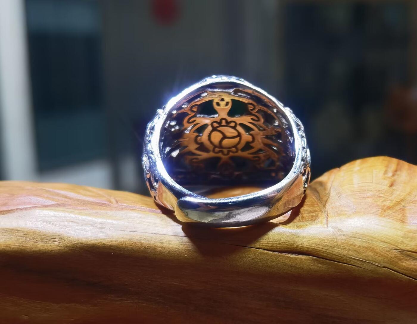 原矿高瓷蓝松石男款戒指，原矿绿松石、无优化，无染色高瓷，高密度，可见天然铁线，裸石尺寸:13mm*11mm纯银镂空镶嵌可调节圈口！