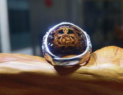 原矿高瓷蓝松石男款戒指，原矿绿松石、无优化，无染色高瓷，高密度，可见天然铁线，裸石尺寸:13mm*11mm纯银镂空镶嵌可调节圈口！