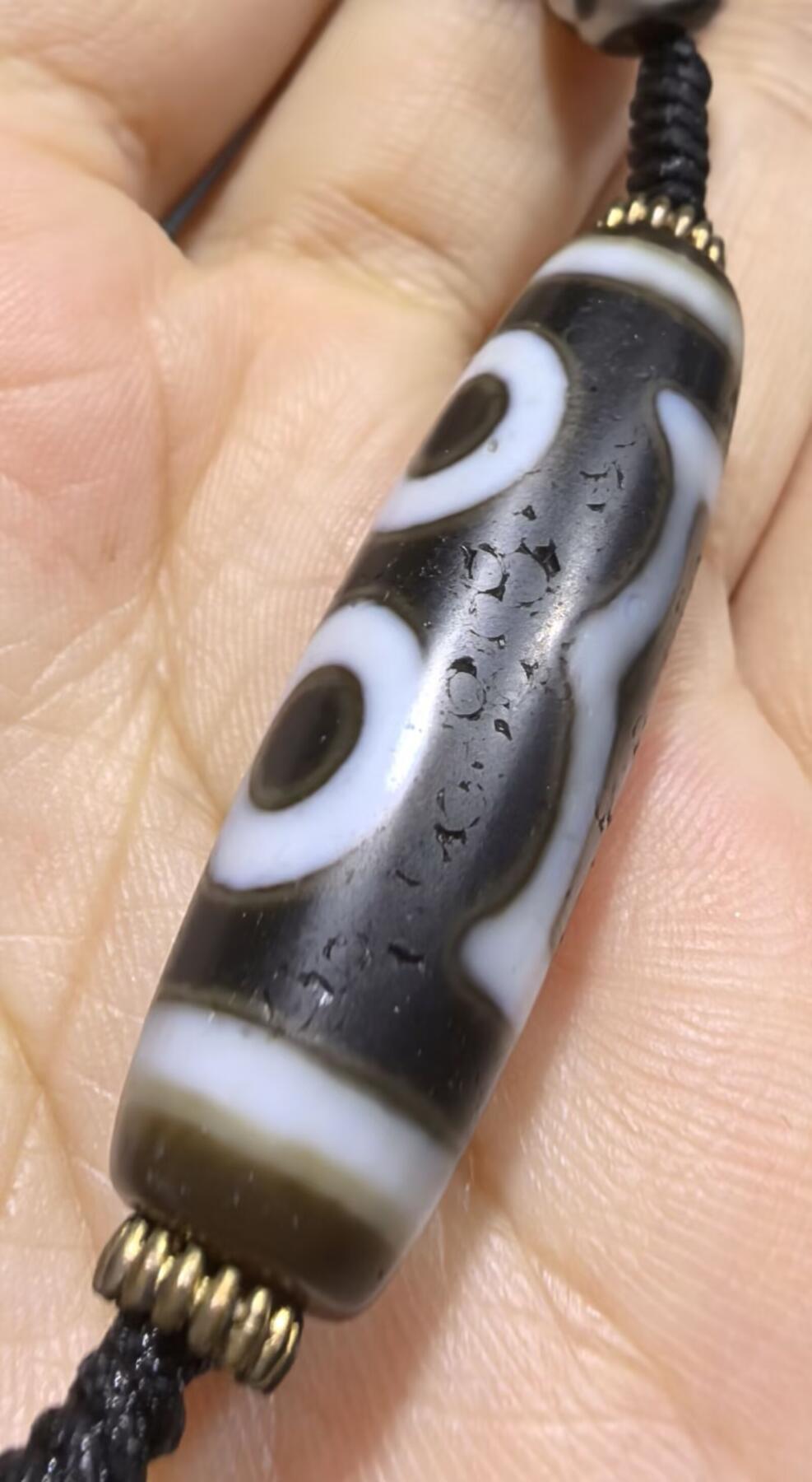 宝盖三眼天珠项链锁骨链吊坠挂件男女款，这款天珠（熊猫三眼天珠）又成"宝盖三眼天珠"咬线清晰，胎脂油润，晕色独特！
尺寸:3.7*1.1cm