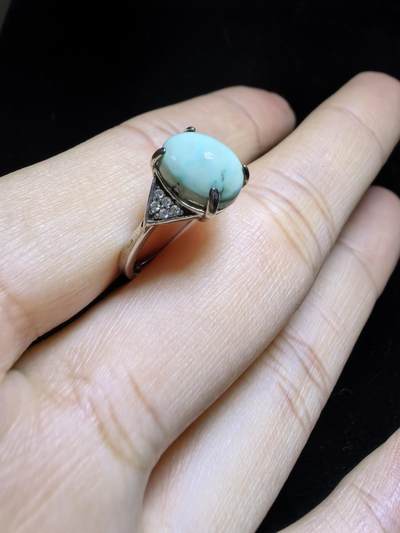原矿无优化绿松石女款戒指，高瓷，无优化，清新淡雅。纯银镶嵌可调节指圈。裸石尺寸：0.9cm*0.7cm