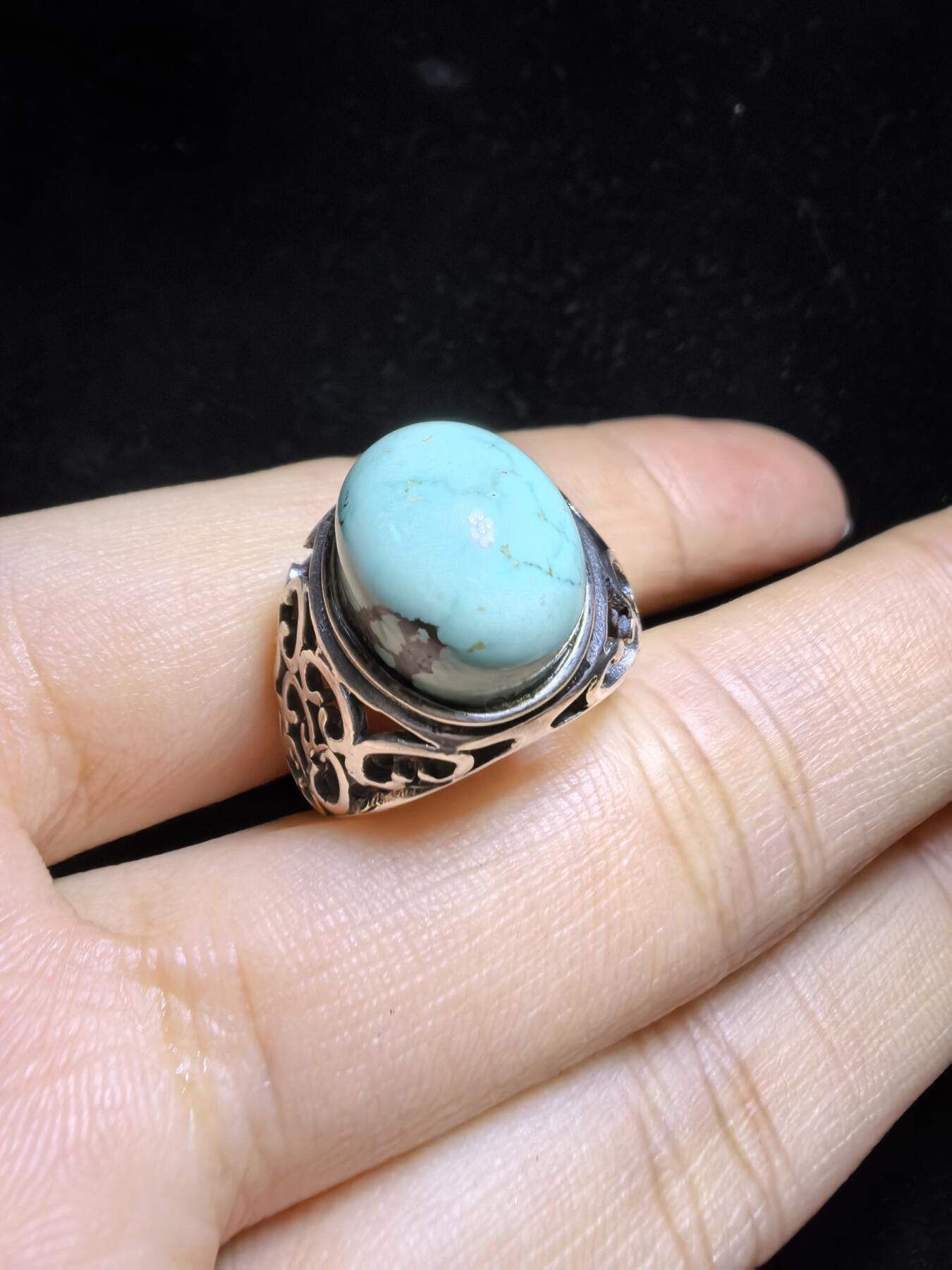 原矿绿松石男款戒指，无优化，无染色高瓷，高密度，可见天然铁线，裸石尺寸:13mm*11mm纯银镶嵌可调节圈口！