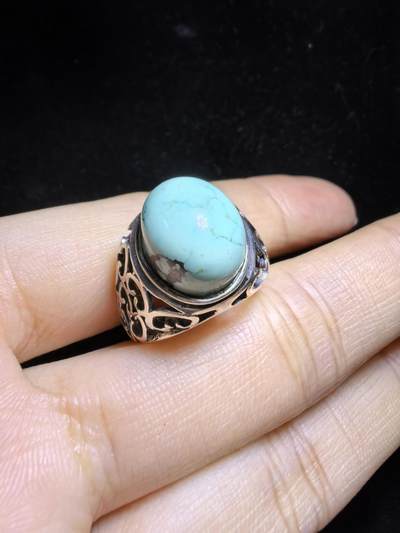 原矿绿松石男款戒指，无优化，无染色高瓷，高密度，可见天然铁线，裸石尺寸:13mm*11mm纯银镶嵌可调节圈口！