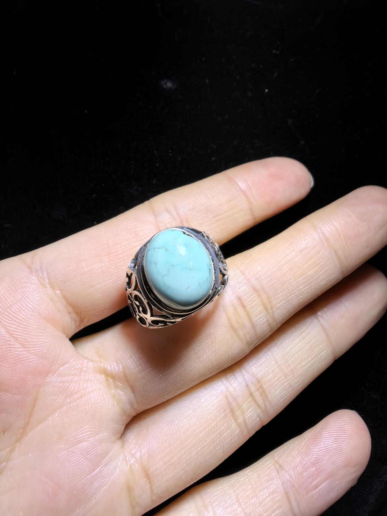 原矿绿松石男款戒指，无优化，无染色高瓷，高密度，可见天然铁线，裸石尺寸:13mm*11mm纯银镶嵌可调节圈口！