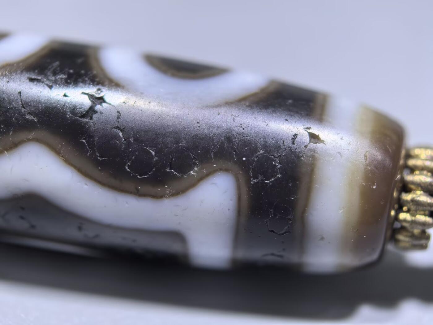 宝盖三眼天珠项链锁骨链吊坠挂件男女款，这款天珠（熊猫三眼天珠）又成"宝盖三眼天珠"咬线清晰，胎脂油润，晕色独特！
尺寸:3.7*1.1cm