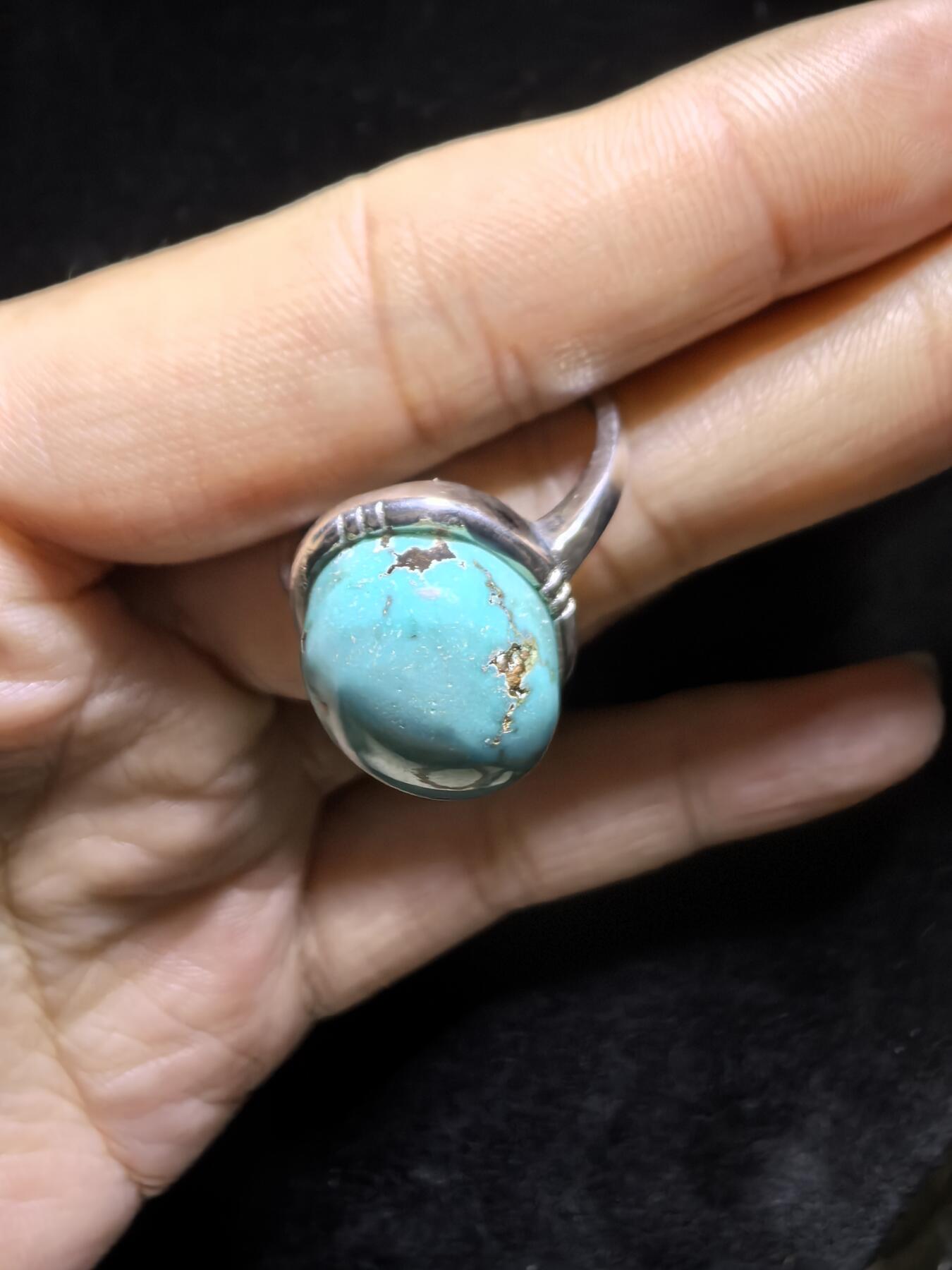 高瓷高蓝原矿无优化松石戒指男女款，高瓷蓝，瓷度极高，可见天然铁线。尺寸:1.35cm*11cm纯银镶嵌可调节指圈！