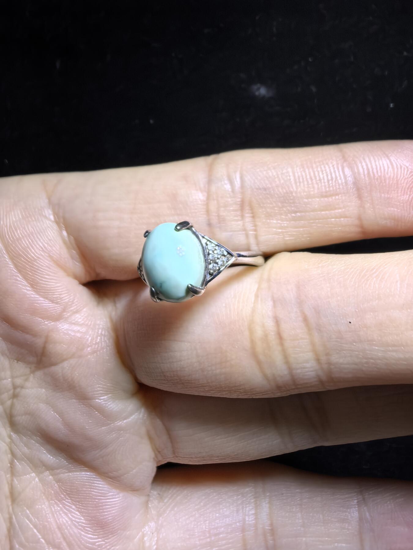 原矿无优化绿松石女款戒指，高瓷，无优化，清新淡雅。纯银镶嵌可调节指圈。裸石尺寸：0.9cm*0.7cm