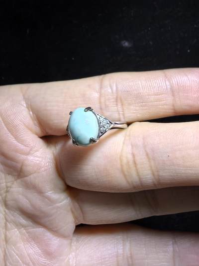 原矿无优化绿松石女款戒指，高瓷，无优化，清新淡雅。纯银镶嵌可调节指圈。裸石尺寸：0.9cm*0.7cm