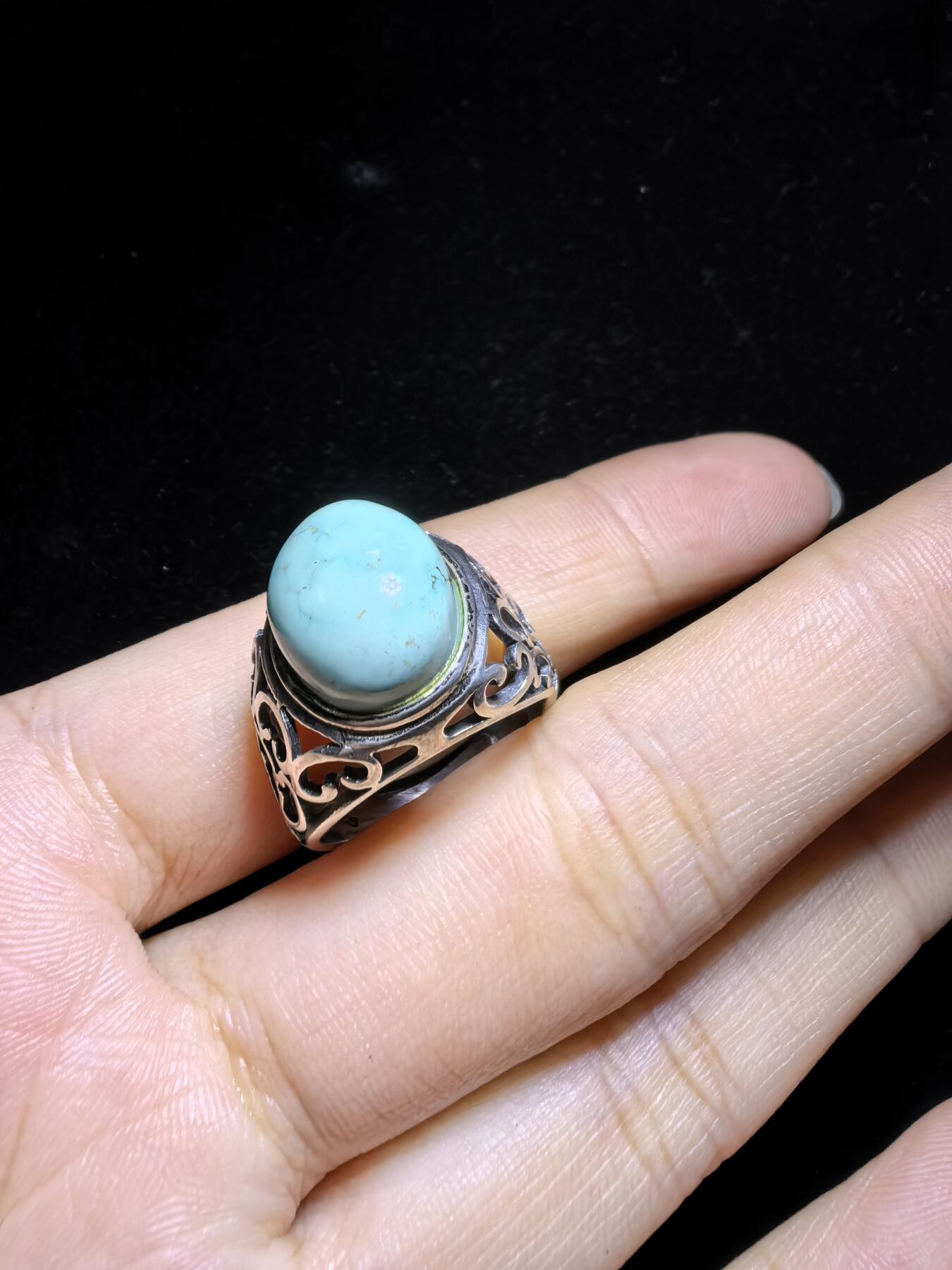 原矿绿松石男款戒指，无优化，无染色高瓷，高密度，可见天然铁线，裸石尺寸:13mm*11mm纯银镶嵌可调节圈口！