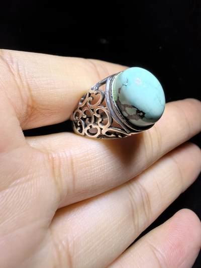 原矿绿松石男款戒指，无优化，无染色高瓷，高密度，可见天然铁线，裸石尺寸:13mm*11mm纯银镶嵌可调节圈口！