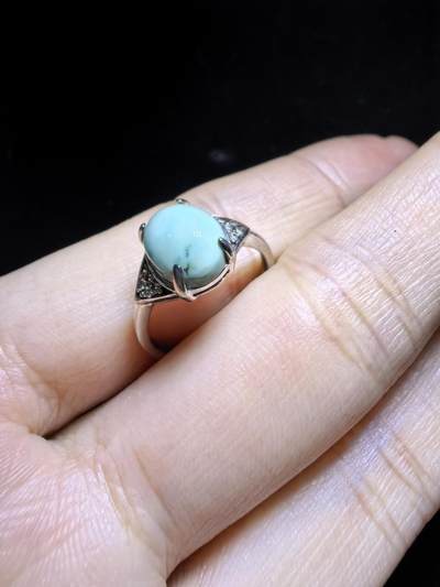 原矿无优化绿松石女款戒指，高瓷，无优化，清新淡雅。纯银镶嵌可调节指圈。裸石尺寸：0.9cm*0.7cm