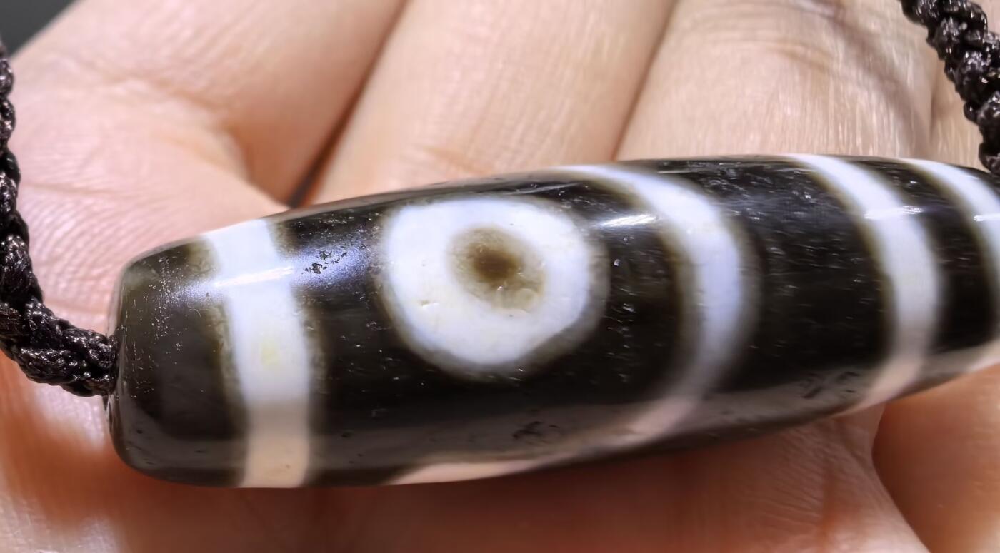 宝盖三眼天珠项链锁骨链吊坠挂件男女款，这款天珠（熊猫三眼天珠）又成"宝盖三眼天珠"咬线清晰，胎脂油润，晕色独特！
尺寸:3.7*1.1cm