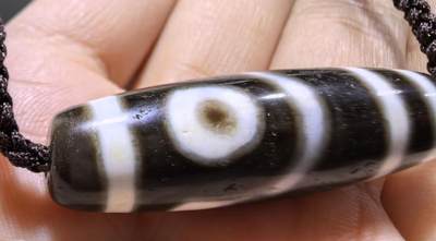 宝盖三眼天珠项链锁骨链吊坠挂件男女款，这款天珠（熊猫三眼天珠）又成"宝盖三眼天珠"咬线清晰，胎脂油润，晕色独特！
尺寸:3.7*1.1cm