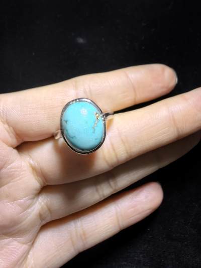 高瓷高蓝原矿无优化松石戒指男女款，高瓷蓝，瓷度极高，可见天然铁线。尺寸:1.35cm*11cm纯银镶嵌可调节指圈！