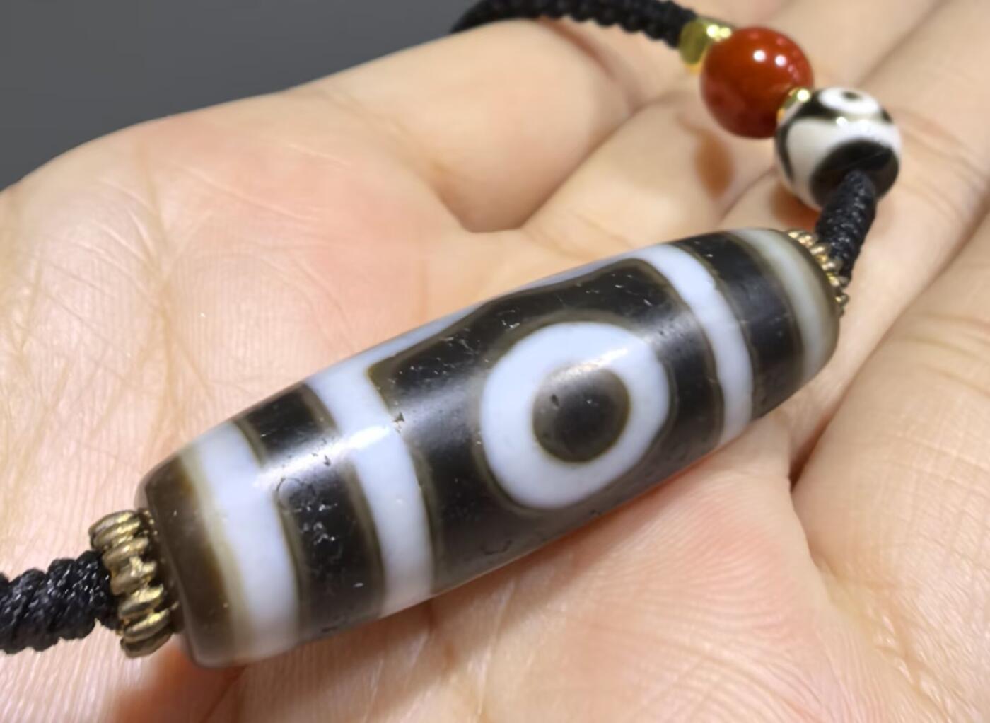 宝盖三眼天珠项链锁骨链吊坠挂件男女款，这款天珠（熊猫三眼天珠）又成"宝盖三眼天珠"咬线清晰，胎脂油润，晕色独特！
尺寸:3.7*1.1cm