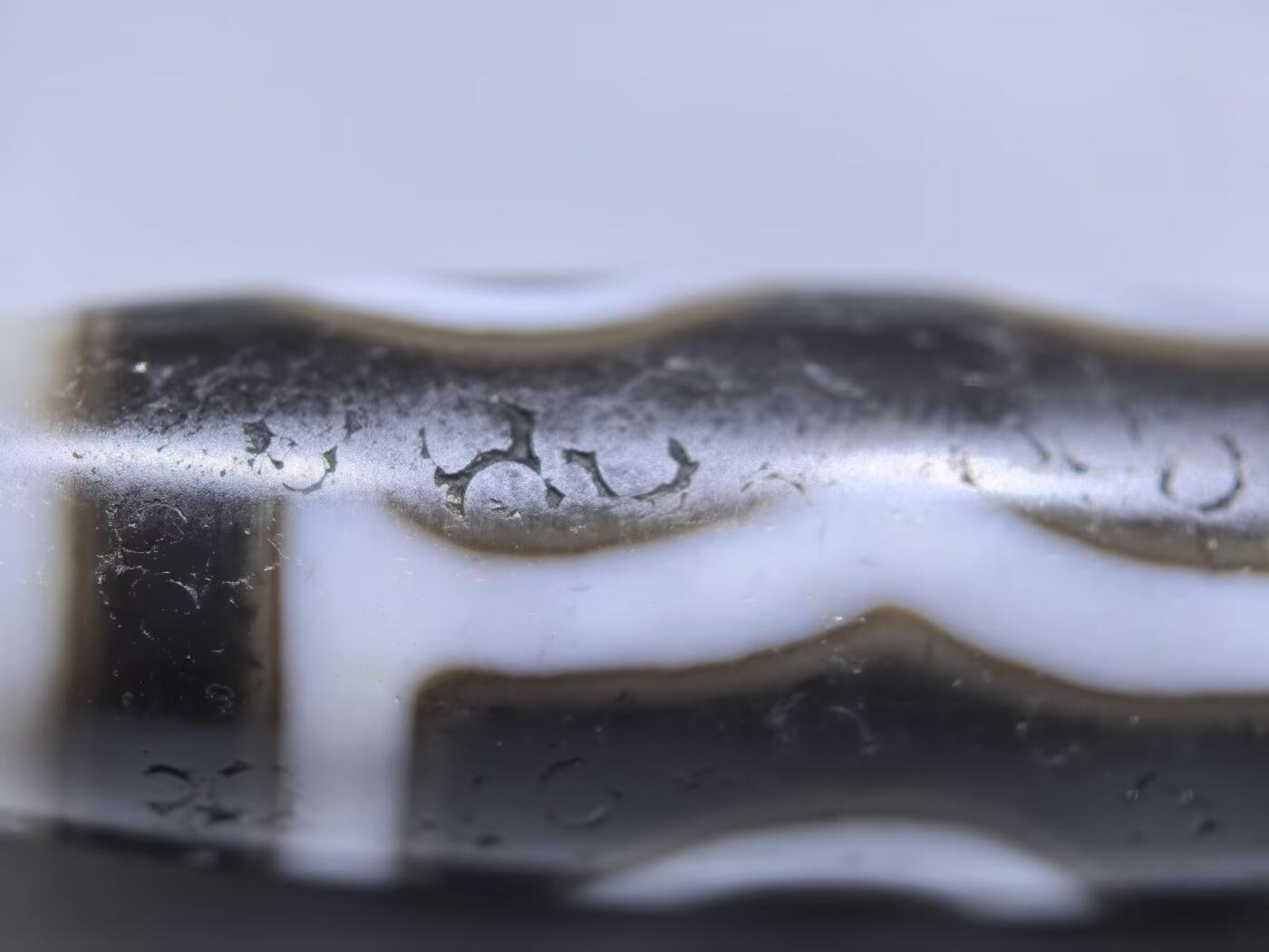 宝盖三眼天珠项链锁骨链吊坠挂件男女款，这款天珠（熊猫三眼天珠）又成"宝盖三眼天珠"咬线清晰，胎脂油润，晕色独特！
尺寸:3.7*1.1cm